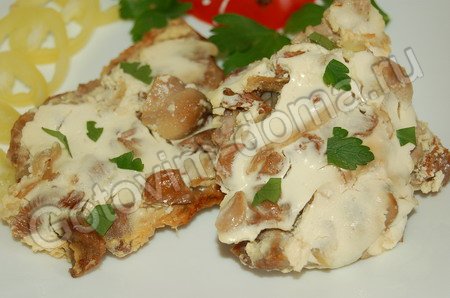 рецепт Свинина, запеченная с грибами и сметаной
