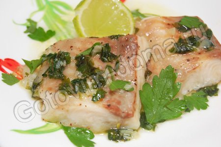 Рыбное филе с зеленым соусом