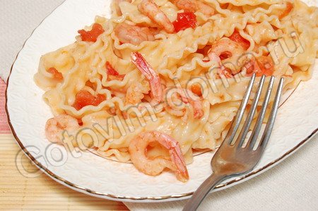 Спагетти (лапша) с креветками и помидорами