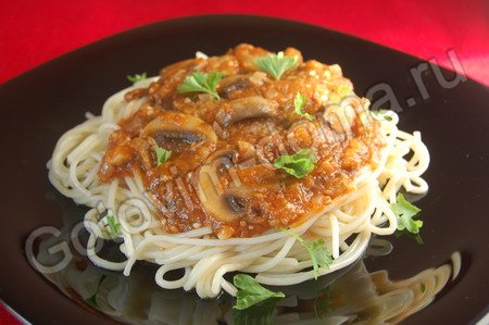 Спагетти с шампиньонами в томатном соусе